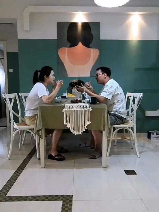 Hẹn h&ograve; xem mắt gặp dịch n&ecirc;n phải sống chung 13 ng&agrave;y, cặp đ&ocirc;i ngỡ ng&agrave;ng khi ph&aacute;t hiện nh&acirc;n duy&ecirc;n từ 20 năm trước - Ảnh 2.