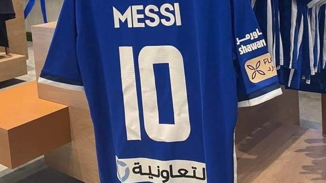 Đối thủ bán áo Messi để chọc tức đội bóng mới của Ronaldo? - Ảnh 1. Đối thủ bán áo Messi để chọc tức đội bóng mới của Ronaldo? - Ảnh 1.