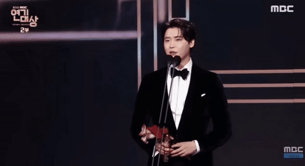 Duyên kỳ lạ giữa Suzy - IU: Đôi bạn thân cùng dính tin tình ái với Lee Jong Suk - Ảnh 8. Duyên kỳ lạ giữa Suzy - IU: Đôi bạn thân cùng dính tin tình ái với Lee Jong Suk - Ảnh 8.
