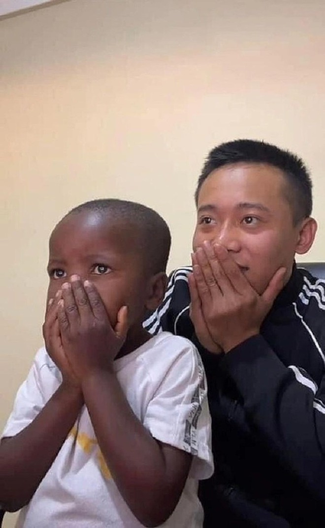 Lý do khiến Lôi con - cậu bé châu Phi được Quang Linh Vlogs chăm như con trở thành idol với dân mạng - Ảnh 3.