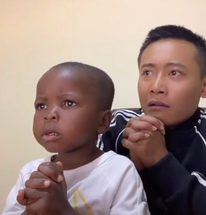Lý do khiến Lôi con - cậu bé châu Phi được Quang Linh Vlogs chăm như con trở thành idol với dân mạng - Ảnh 2.