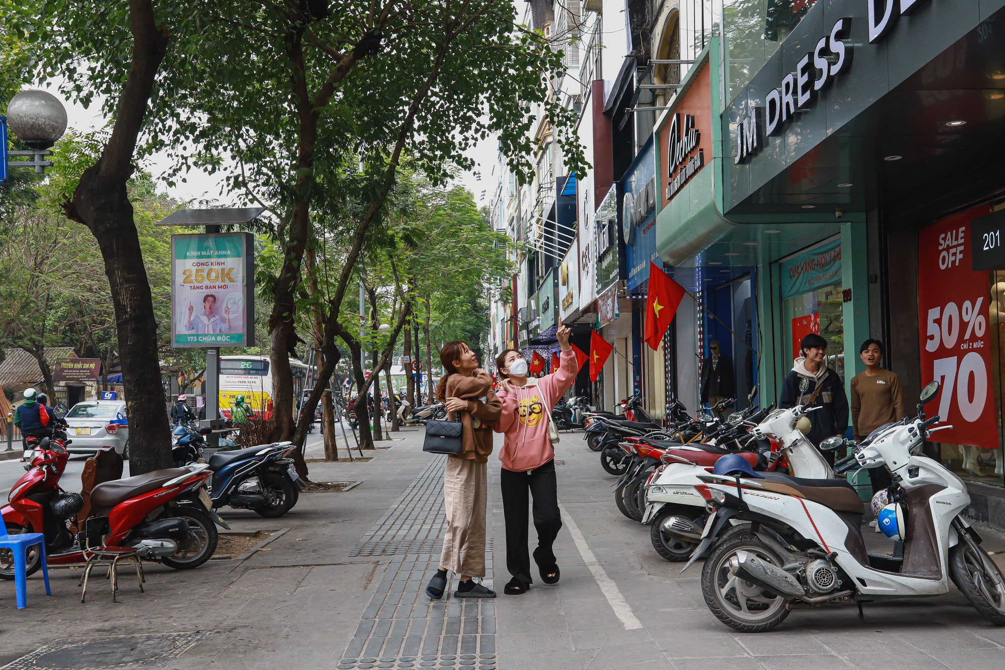 Diện mạo quận thu ngân sách lớn nhất, mật độ dân số cao nhất Hà Nội - Ảnh 6.