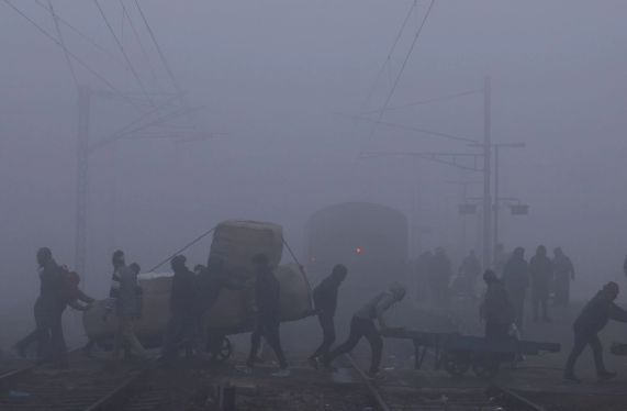 Ấn Độ: Sương mù khiến hàng loạt chuyến bay bị hoãn, trường học phải đóng cửa do sóng lạnh - Ảnh 3.