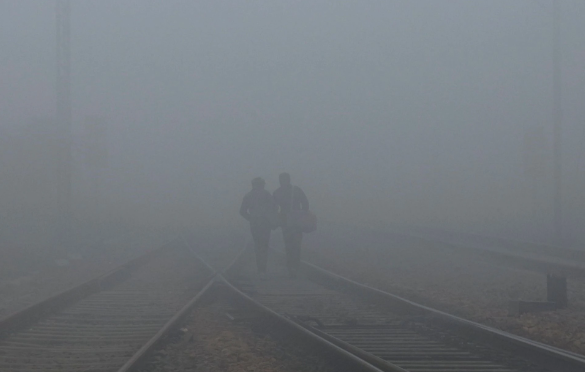 Ấn Độ: Sương mù khiến hàng loạt chuyến bay bị hoãn, trường học phải đóng cửa do sóng lạnh - Ảnh 1.