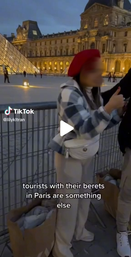 TikToker bị ném đá vì đăng video phân biệt du khách đội mũ beret tại Paris: Khi văn hóa là để lan tỏa chứ không phải phán xét - Ảnh 1.