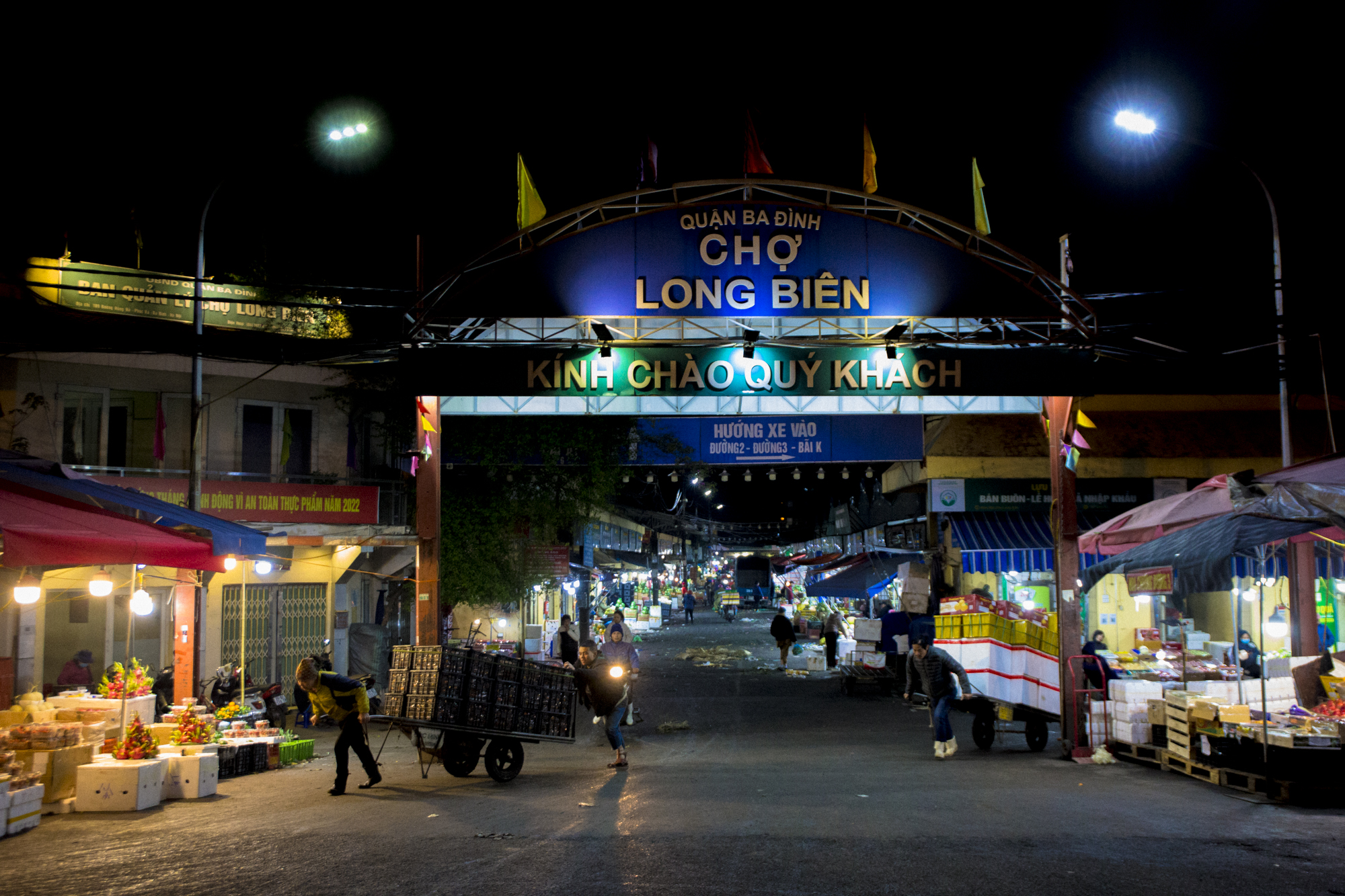 Cửu vạn chợ đầu mối ở Hà Nội làm xuyên đêm những ngày rét mướt, khuân vác 300 kiện hàng mỗi ngày - Ảnh 1.
