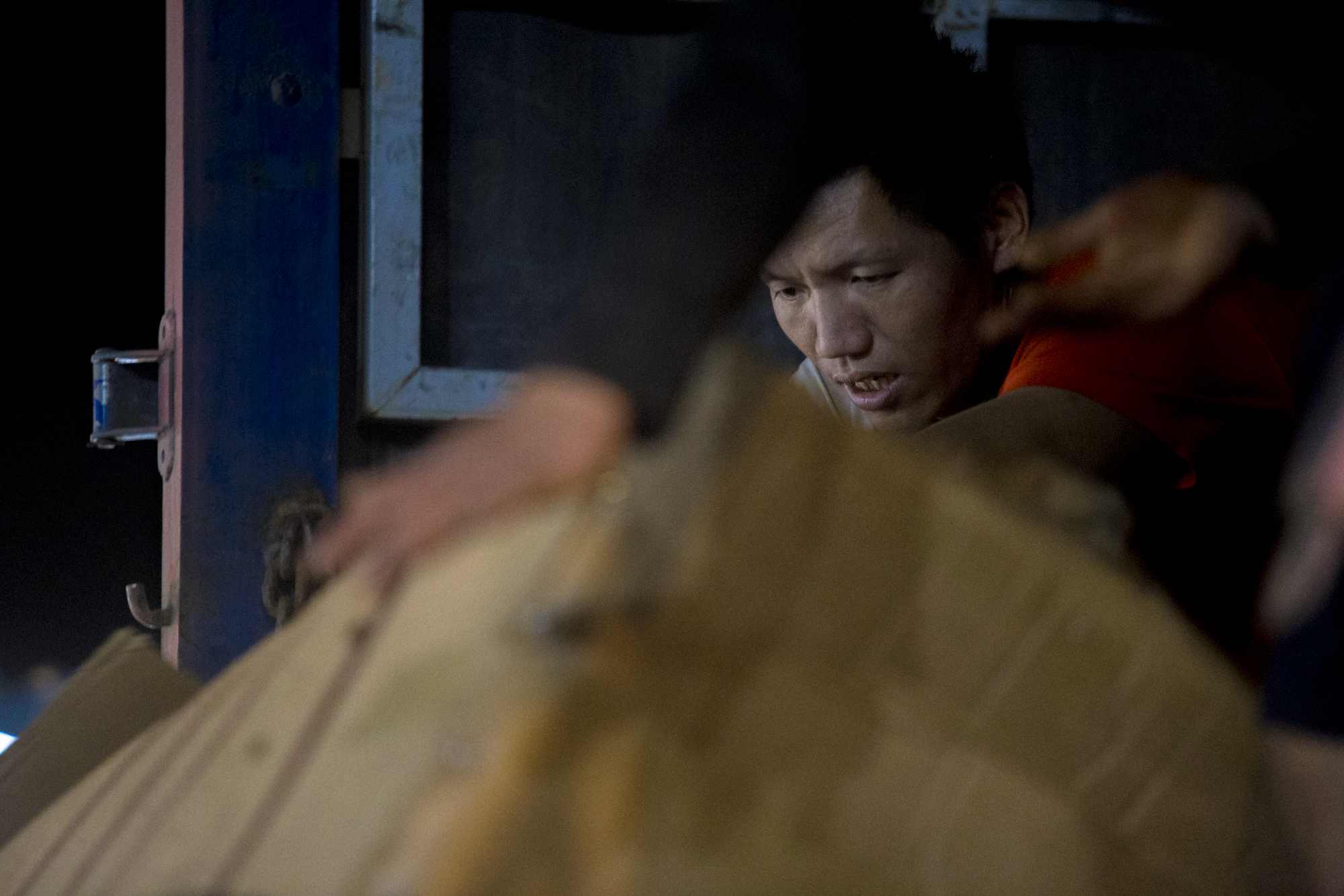Cửu vạn chợ đầu mối ở Hà Nội làm xuyên đêm những ngày rét mướt, khuân vác 300 kiện hàng mỗi ngày - Ảnh 7.