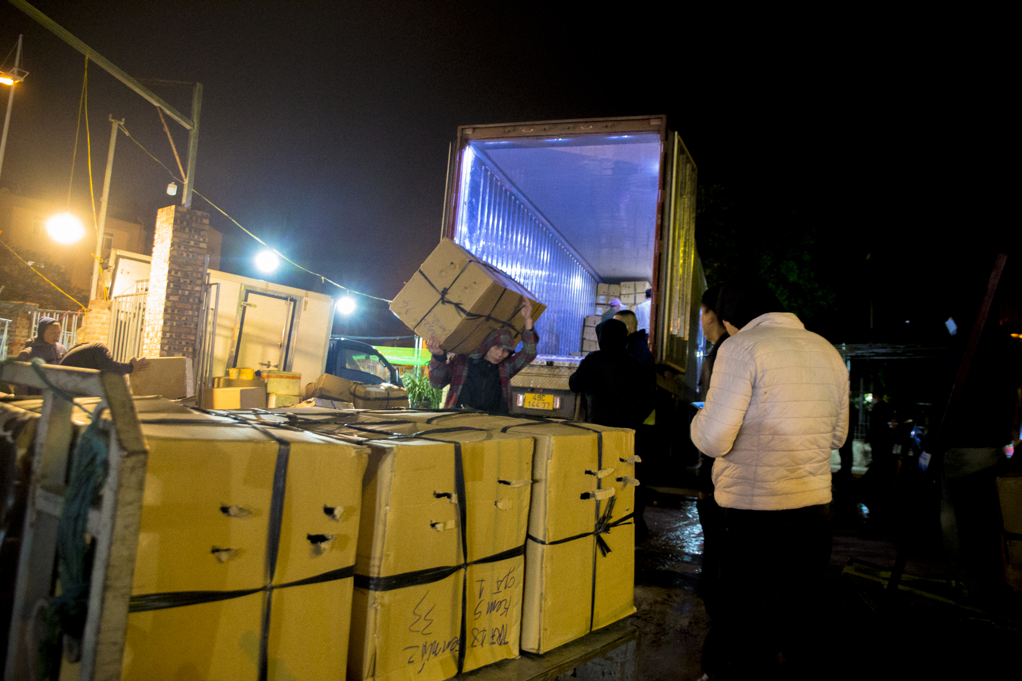 Cửu vạn chợ đầu mối ở Hà Nội làm xuyên đêm những ngày rét mướt, khuân vác 300 kiện hàng mỗi ngày - Ảnh 9.