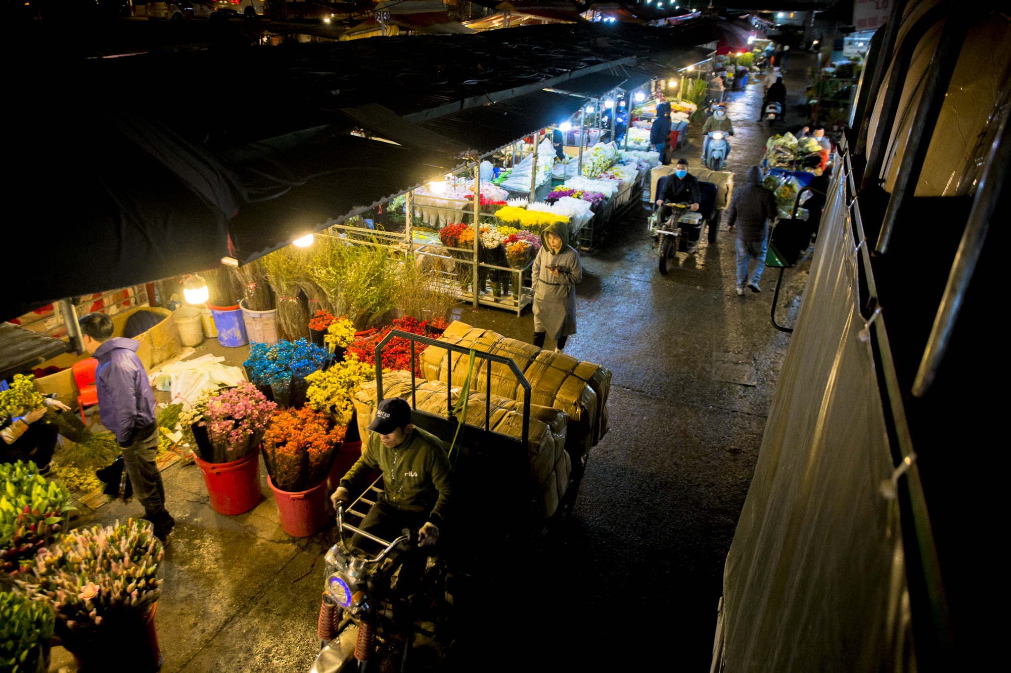 Cửu vạn chợ đầu mối ở Hà Nội làm xuyên đêm những ngày rét mướt, khuân vác 300 kiện hàng mỗi ngày - Ảnh 10.
