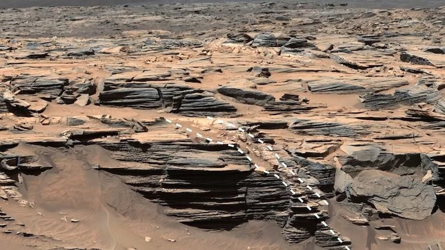 Miệng núi lửa trên sao Hỏa chứa đầy đá quý, phải chăng sự sống đã từng tồn tại? - Ảnh 1.