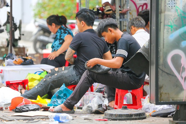  Thức thời mùa Tết: Nghề sửa quần áo, giày dép kín lịch cuối năm vì các đơn hàng khủng, kiếm gần chục triệu một ngày  - Ảnh 7.