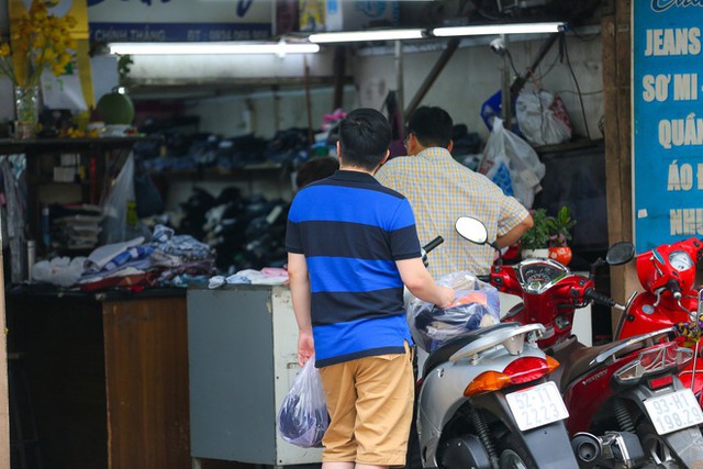  Thức thời mùa Tết: Nghề sửa quần áo, giày dép kín lịch cuối năm vì các đơn hàng khủng, kiếm gần chục triệu một ngày  - Ảnh 4.