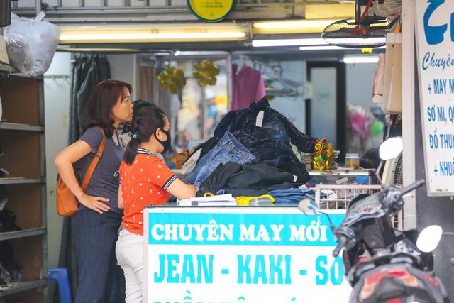  Thức thời mùa Tết: Nghề sửa quần áo, giày dép kín lịch cuối năm vì các đơn hàng khủng, kiếm gần chục triệu một ngày  - Ảnh 3.