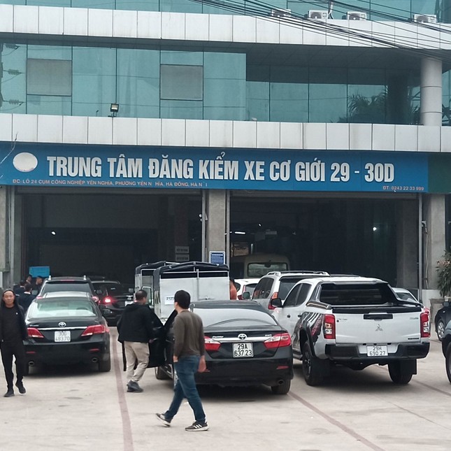 Hà Nội: Loạt trung tâm đăng kiểm đóng cửa, tài xế đổ dồn xếp hàng từ 3 giờ sáng - Ảnh 2.