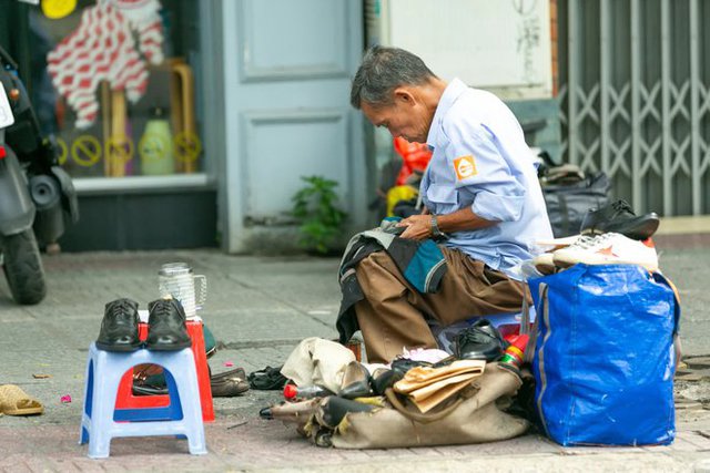  Thức thời mùa Tết: Nghề sửa quần áo, giày dép kín lịch cuối năm vì các đơn hàng khủng, kiếm gần chục triệu một ngày  - Ảnh 9.