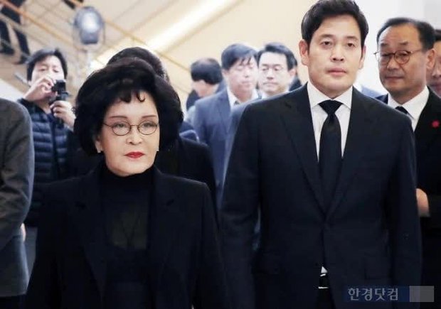 Chân dung nữ chủ tịch tập đoàn bán lẻ nhà Samsung - bà ngoại tỷ phú của bạn gái tin đồn G-Dragon, nổi tiếng với danh mẹ chồng khó tính - Ảnh 4.