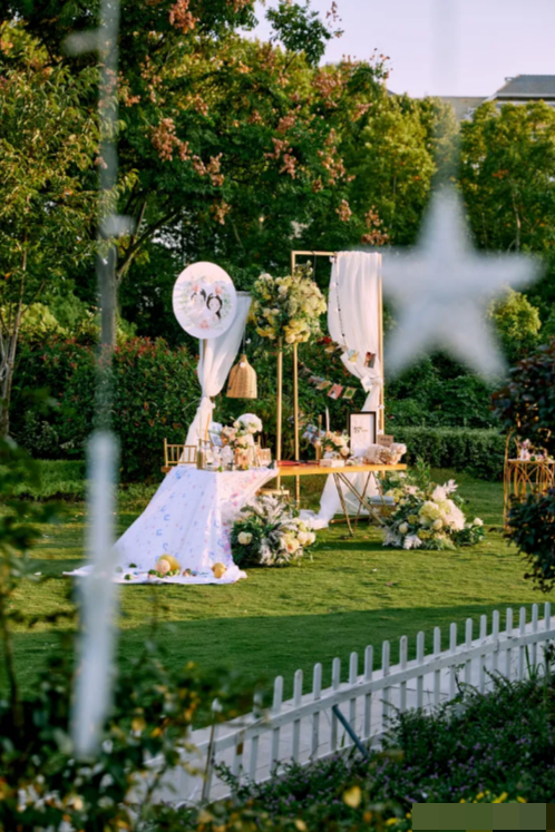 Đám cưới dành cho 50 khách đơn giản và tiết kiệm, không khí như một buổi dã ngoại - Ảnh 3.