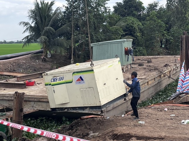 Vụ cháu bé lọt trụ bê tông sâu 35m: Chưa đưa thi thể lên được vì tầng đất sét cứng gây khó - Ảnh 3.