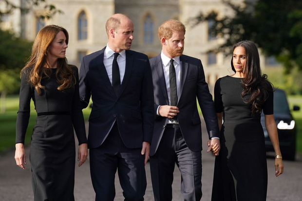 Harry có đang đạo đức giả khi tiết lộ tin nhắn riêng tư giữa Meghan và Kate? - Ảnh 4.