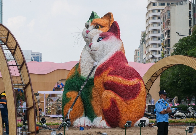 Linh vật mèo lộ diện tại Đường hoa Nguyễn Huệ: Người dân TP.HCM thích thú vì quá đáng yêu  - Ảnh 3.