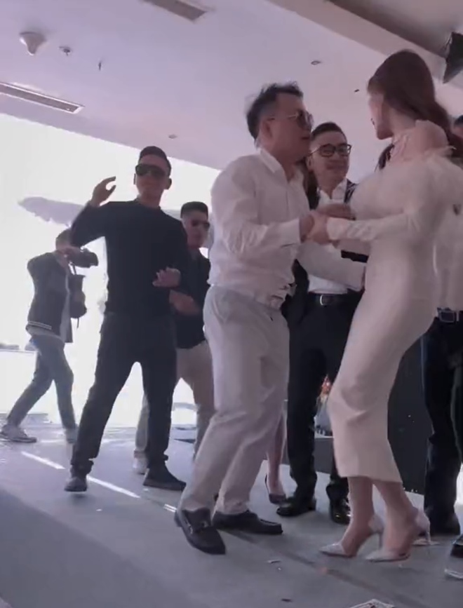  Shark Bình đưa Phương Oanh dự tiệc công ty, nhảy cùng nhau thân mật - Ảnh 6.