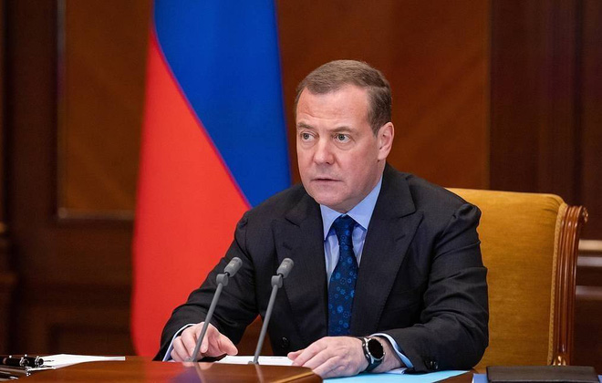 Ông Medvedev nói Thủ tướng Nhật nên xấu hổ vì khúm núm trước Mỹ - Ảnh 1.