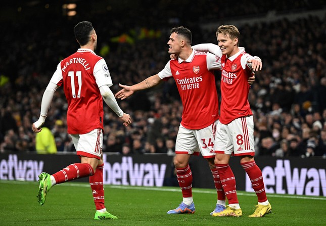 Thắng derby London, Arsenal bỏ cách Man City 8 điểm - Ảnh 1.