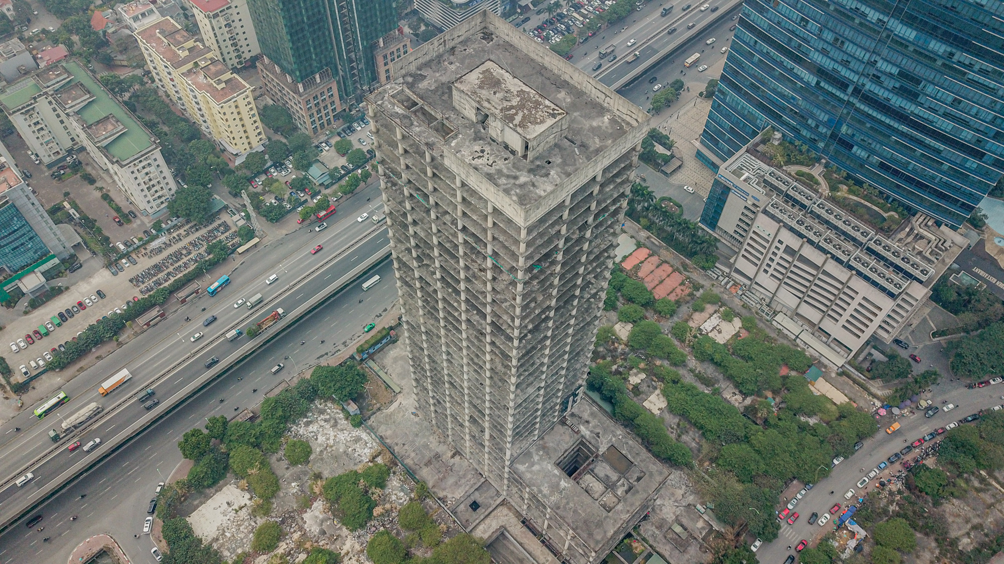 Cận cảnh những tòa nhà chết đứng từ đợt vỡ bong bóng bất động sản năm 2011 - Ảnh 5.