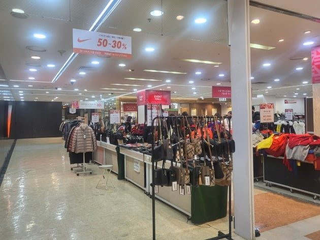 Uy lực của du khách Trung Quốc: Một trung tâm thương mại lớn của Hàn Quốc sắp bị xóa sổ vì họ... không đến - Ảnh 2.