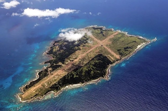Nhật Bản biến một hòn đảo thành căn cứ cản chân Trung Quốc - Ảnh 1.