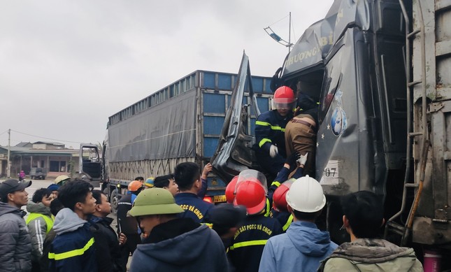 Giải cứu tài xế bị mắc kẹt trong cabin xe tải - Ảnh 2.