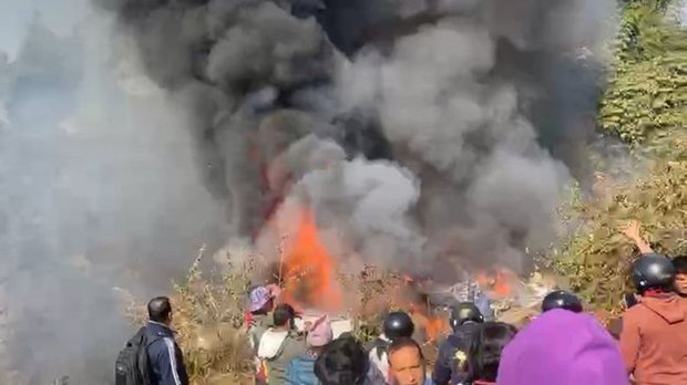 Nhân chứng vụ máy bay rơi tại Nepal kể lại về tiếng hành khách kêu cứu và nỗ lực tìm kiếm thi thể nạn nhân trong vô vọng - Ảnh 1.