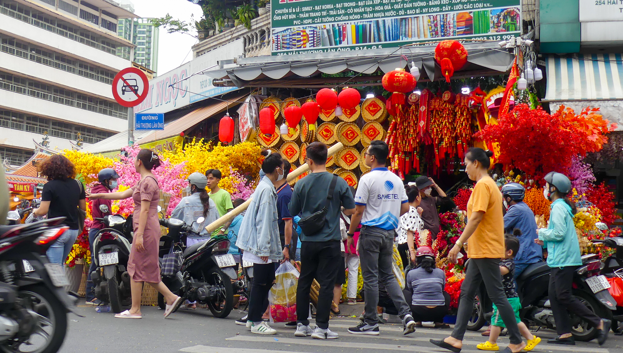 Người Hoa ở TPHCM nhộn nhịp đón Tết con thỏ - Ảnh 1.