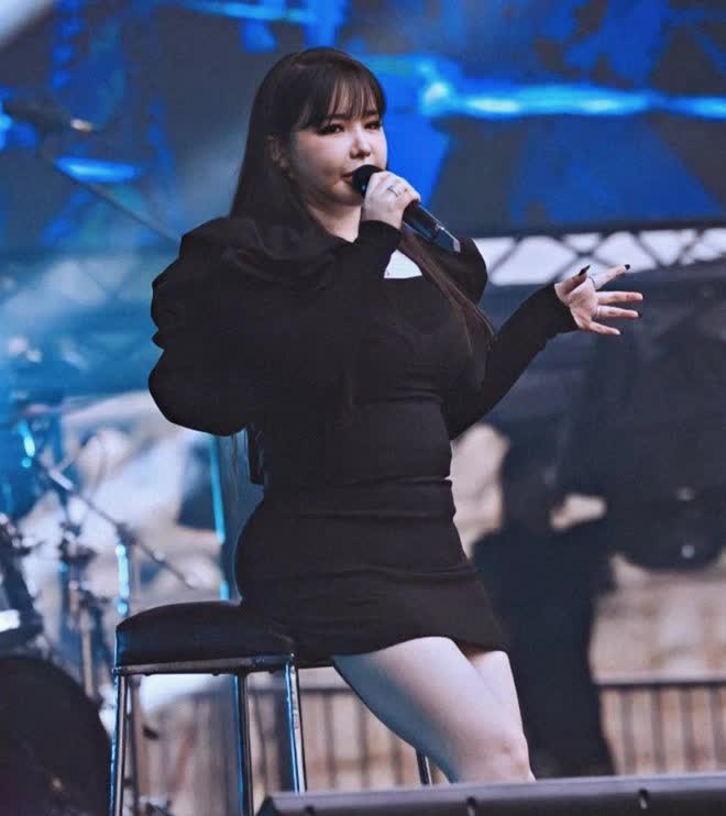 Park Bom thay đổi bất ngờ sau lần xôn xao xứ Hàn vì lên cân đáng lo, spotlight đổ dồn vào đôi chân nuột nà bất chấp - Ảnh 7.