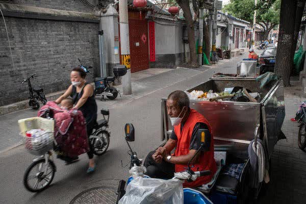 Tại đất nước dân số già đi nhanh nhất trên thế giới, nghỉ hưu chỉ có nghĩa là làm việc nhiều hơn để “tồn tại” - Ảnh 4.