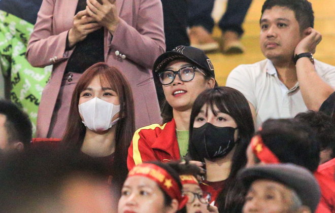 Tình chị em thân thiết của hội vợ, bạn gái dàn cầu thủ đội tuyển Việt Nam - Ảnh 4.