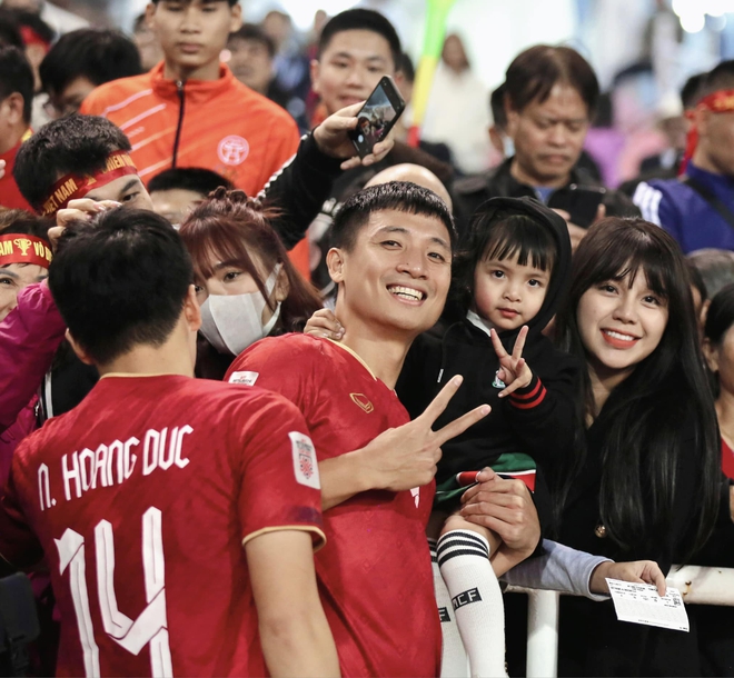 Tình chị em thân thiết của hội vợ, bạn gái dàn cầu thủ đội tuyển Việt Nam - Ảnh 3.
