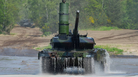 Tân Bộ trưởng Quốc phòng Đức và bài toán có gửi xe tăng hạng nặng cho Ukraine hay không - Ảnh 2.