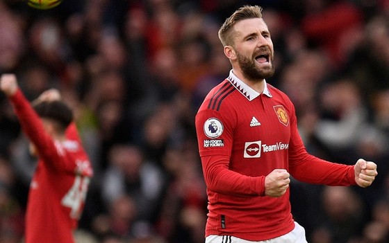 Ten Hag ca ngợi “thủ lĩnh” Luke Shaw - Ảnh 1.