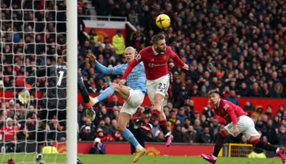 Ten Hag ca ngợi “thủ lĩnh” Luke Shaw - Ảnh 2.