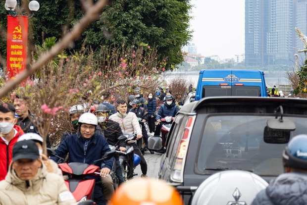 Chợ hoa Lạc Long Quân chật kín người mua, bán đào chiều 27 Tết - Ảnh 13.