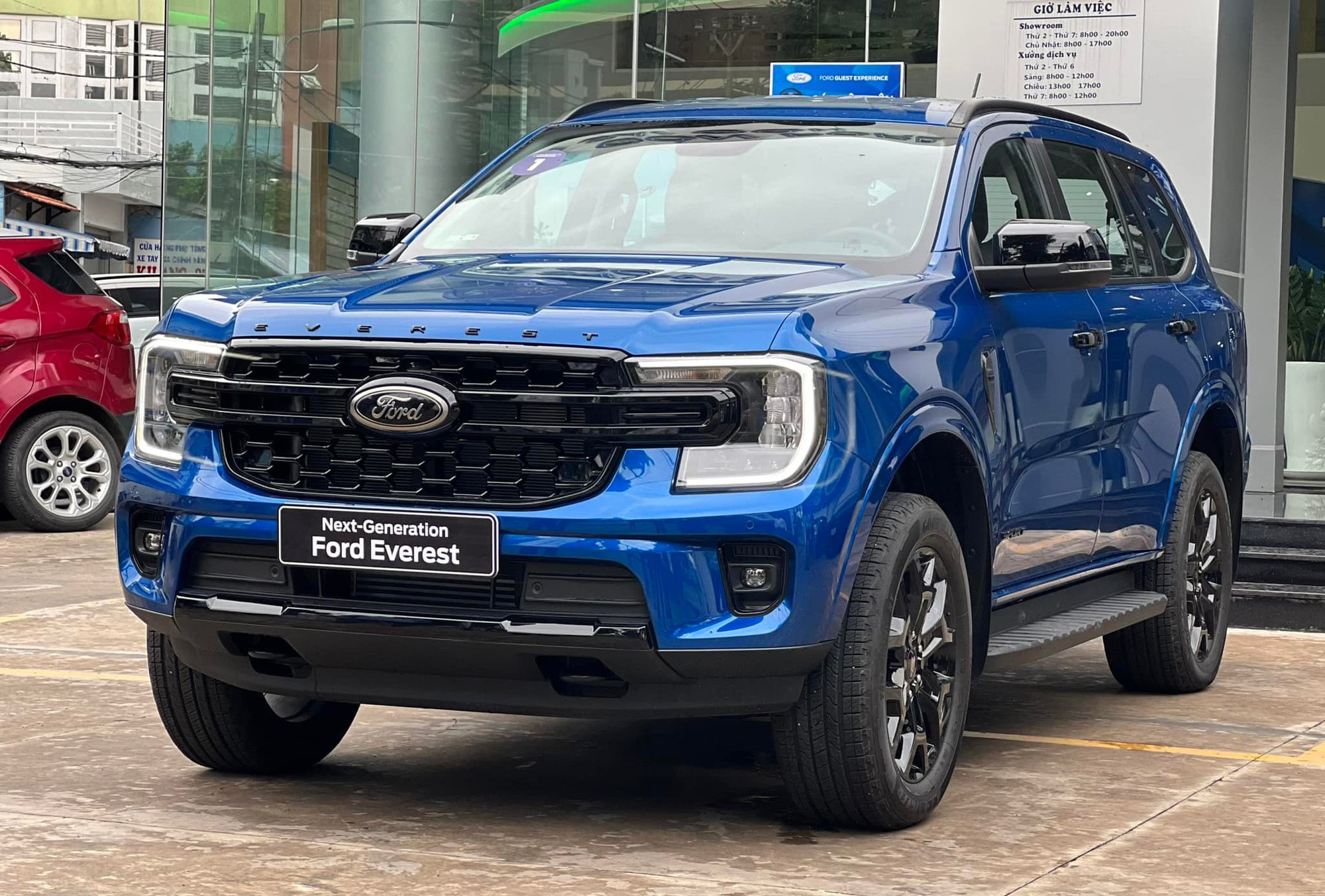 Chạy số giáp Tết, Ford Everest hết bia kèm lạc còn được tặng thêm phụ kiện tại đại lý - Ảnh 1.