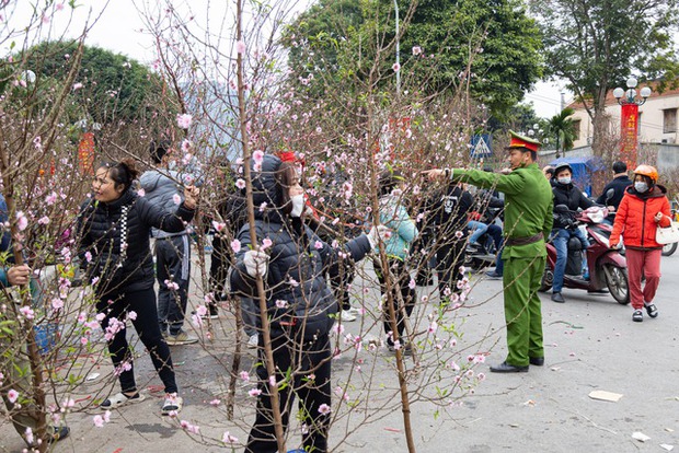 Chợ hoa Lạc Long Quân chật kín người mua, bán đào chiều 27 Tết - Ảnh 4.