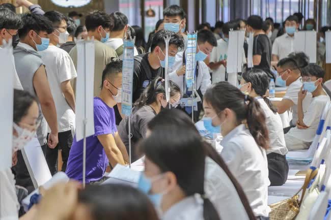 Mất việc trước Tết: Người đàn ông ngày ngày ra đường lang thang vì không dám nói với vợ  - Ảnh 3.