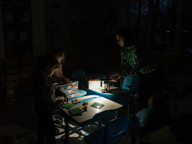 Các học sinh Ukraine học trong bóng tối - Ảnh 1.