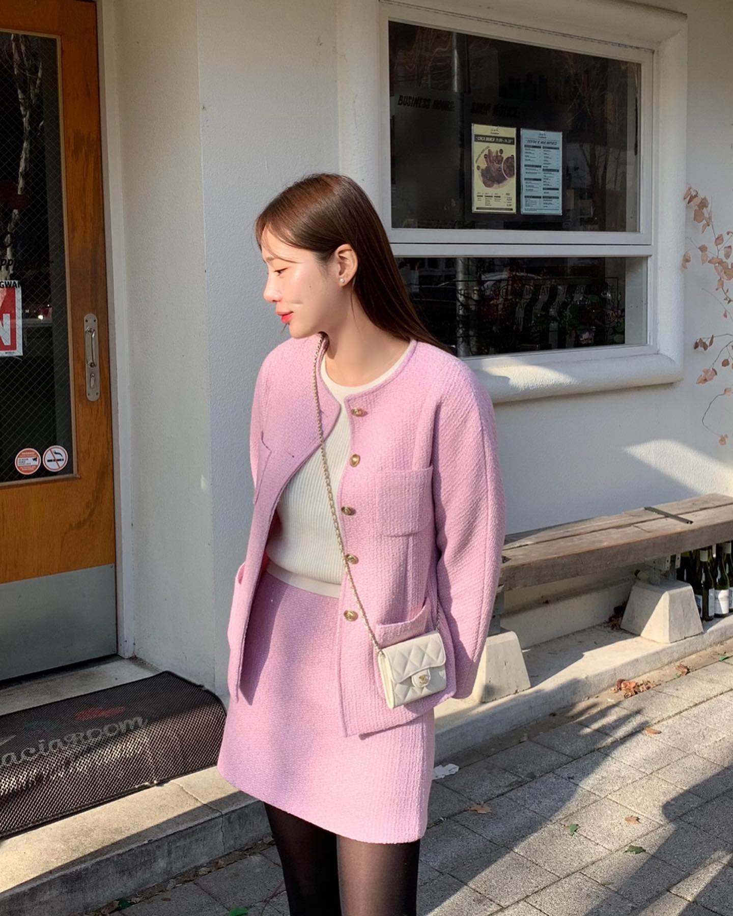 Mặc mini-jupe đi làm, mỹ nữ Đài Loan khiến đồng nghiệp chú ý vì điểm này