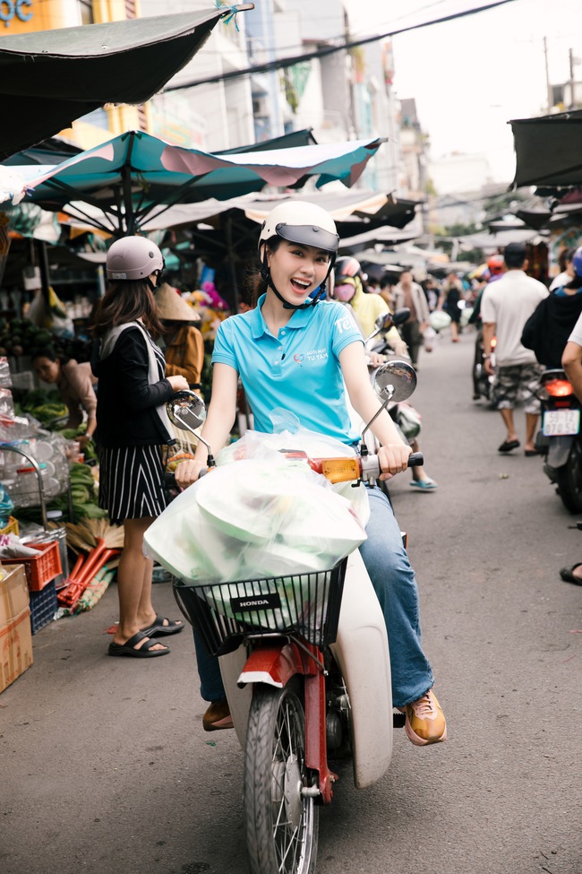 Hoa hậu Mai Phương tự tay nấu ăn, đi xe máy tặng quà bệnh nhân nghèo - Ảnh 5.