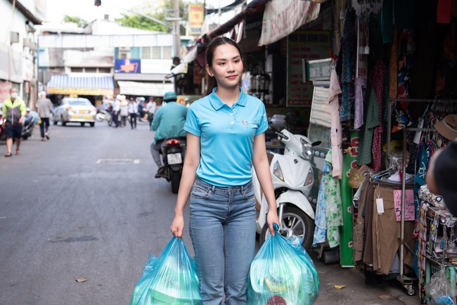 Hoa hậu Mai Phương tự tay nấu ăn, đi xe máy tặng quà bệnh nhân nghèo - Ảnh 4.