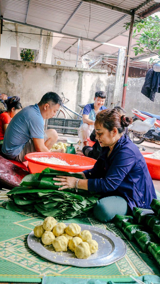 Làng bánh chưng Tranh Khúc tất bật vụ Tết, có gia đình truyền đời nhau qua 4 thế hệ - Ảnh 13.