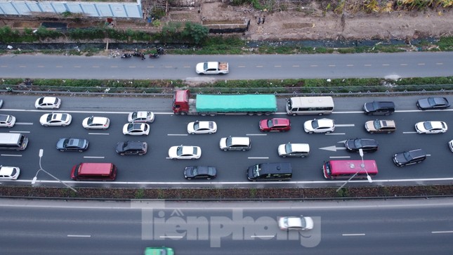 Ô tô tắc hàng cây số từ cao tốc Pháp Vân vào Hà Nội sau Tết Dương lịch - Ảnh 10.